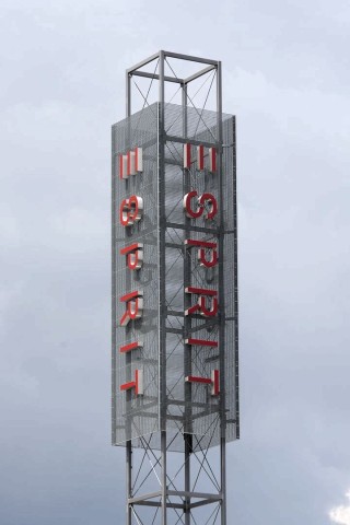 ...hat Esprit einen 40 Meter hohen Werbemast aufstellen lassen.