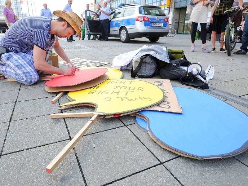 Unter dem Motto GEMA nach Hause demonstrierten rund 100 Essener gegen die geplante Gebührenerhöhung der Rechteverwertugnsgesellschaft.