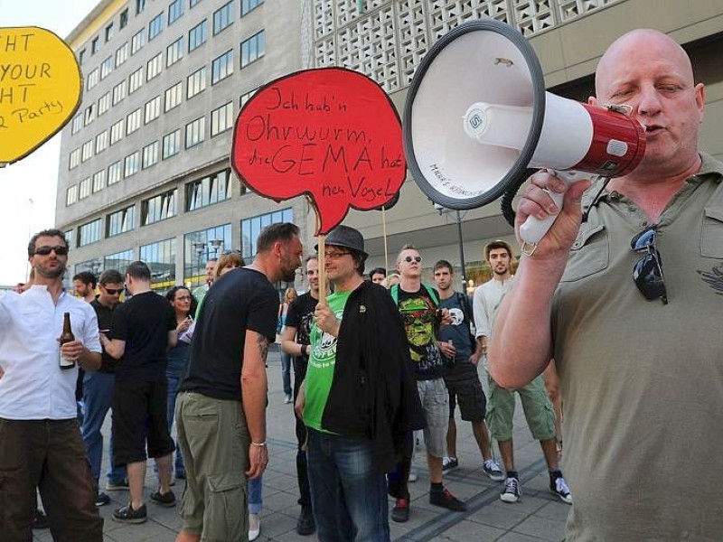 Unter dem Motto GEMA nach Hause demonstrierten rund 100 Essener gegen die geplante Gebührenerhöhung der Rechteverwertugnsgesellschaft.