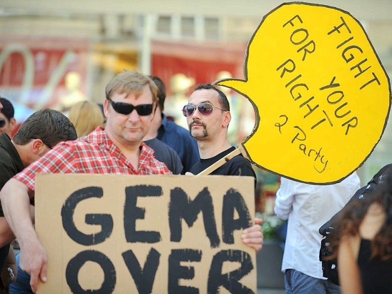 Unter dem Motto GEMA nach Hause demonstrierten rund 100 Essener gegen die geplante Gebührenerhöhung der Rechteverwertugnsgesellschaft.