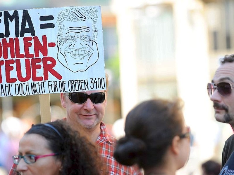 Unter dem Motto GEMA nach Hause demonstrierten rund 100 Essener gegen die geplante Gebührenerhöhung der Rechteverwertugnsgesellschaft.