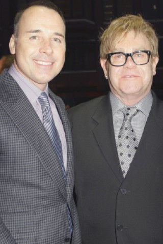 ...Popstar Elton John (r.) und sein Partner, David Furnish,...
