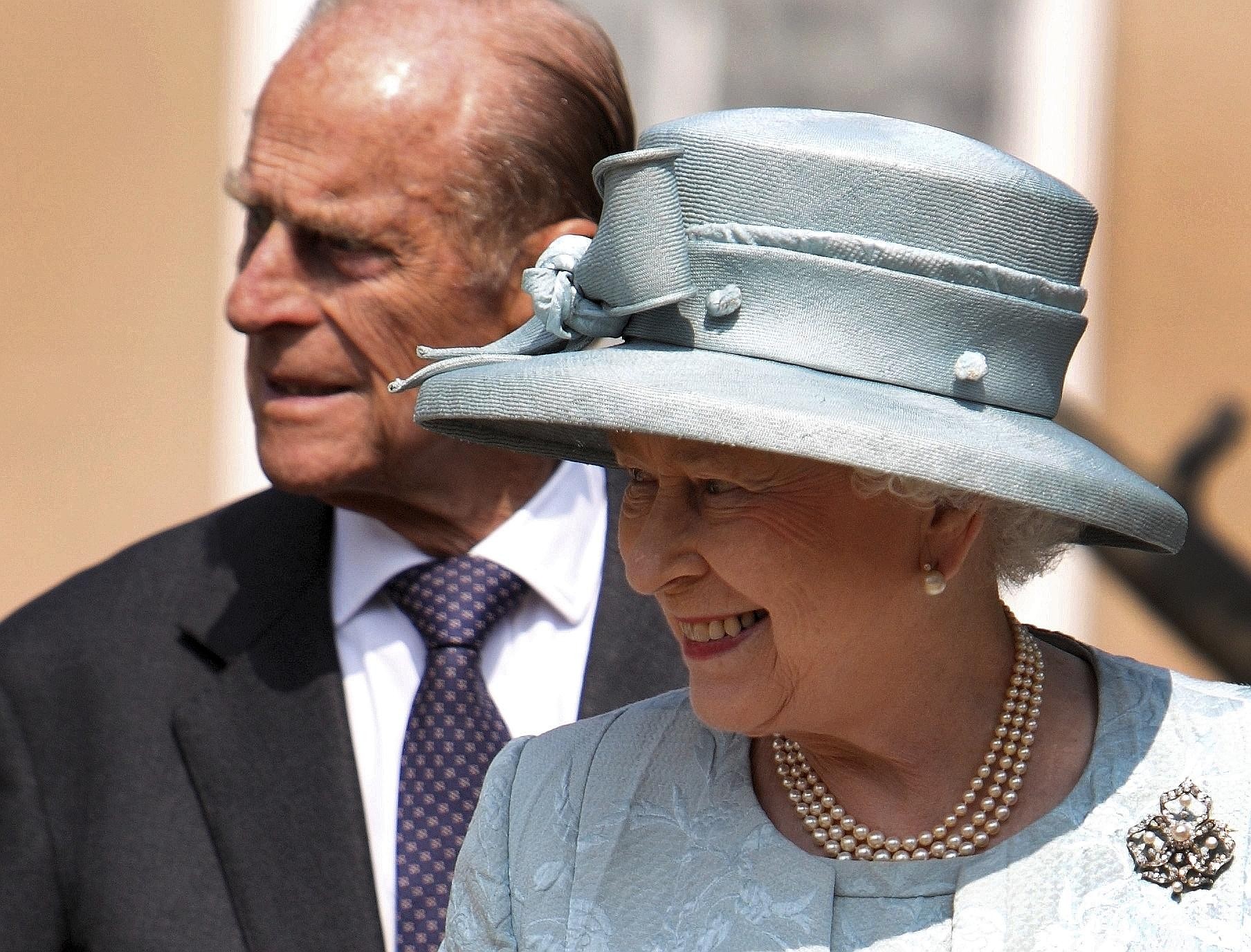 Die Queen und andere Mitglieder der Königsfamilie nehmen in der ersten Reihe der Westminster Abbey Platz. Auf der anderen Seite des Gangs...