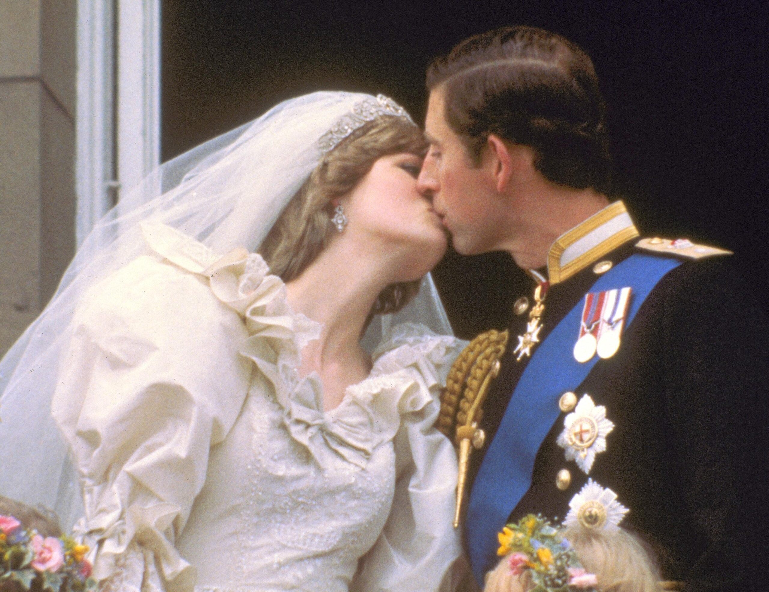 ...küsste sich in der Öffentlichkeit auf dem Balkon des Buckingham Palace. Ein wunscherschönes Paar,,...