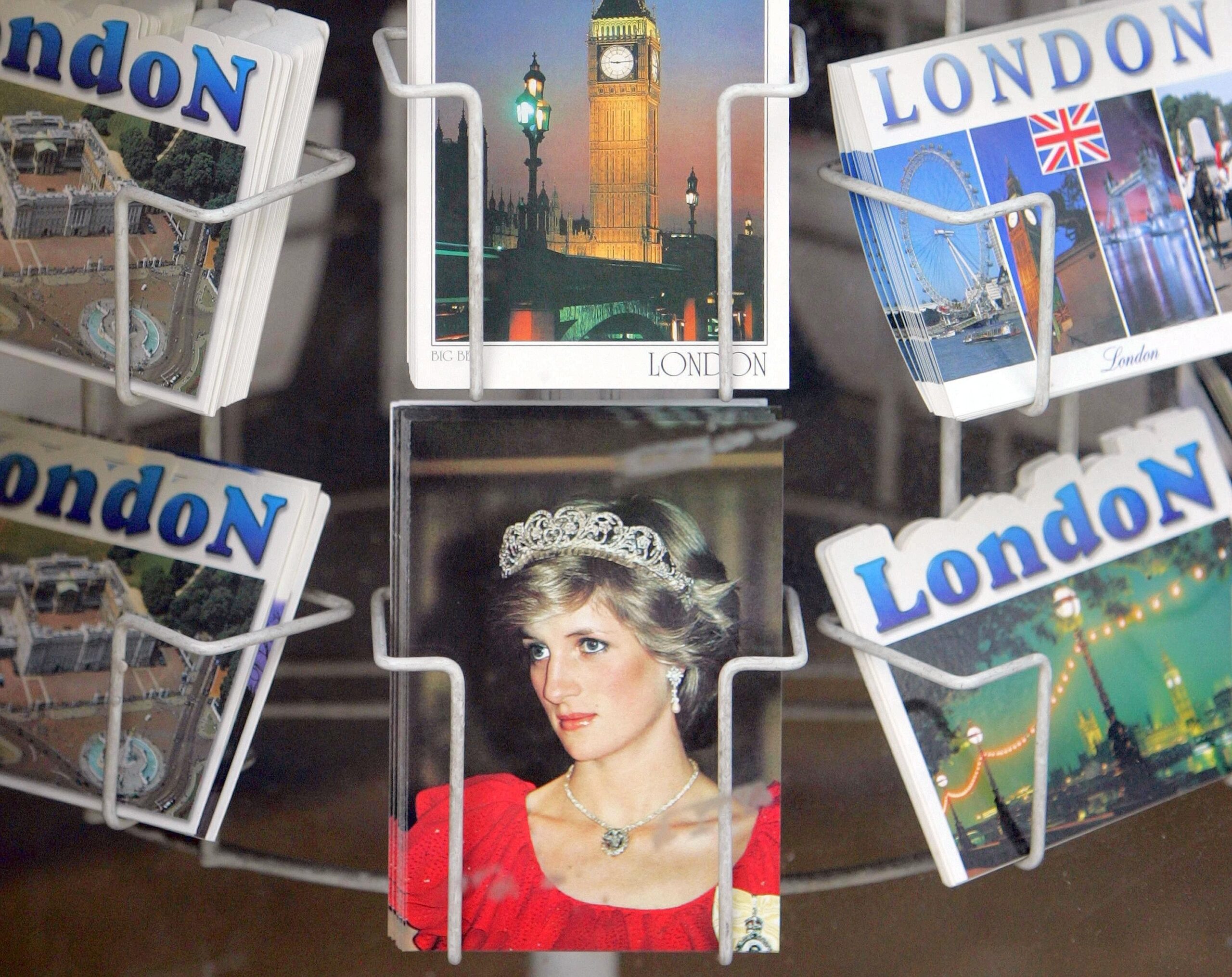...ist die Königin der Herzen in den Köpfen der Menschen - und eben auch auf ihren Postkarten. Die Souvenir-Läden...