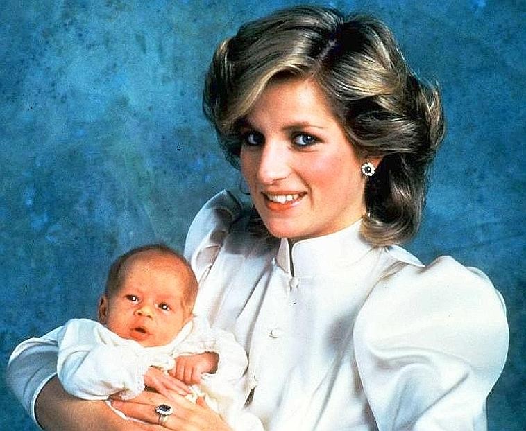 ...nach der Hochzeit konnte Prinzessin Diana sich mit ihrem neugeborenen Sohn Prinz Harry fotografieren lassen. Auch später...