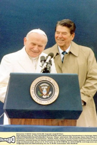 1984 traf er auf seinen Nachfolger Präsident Ronald Reagan während einer Pressekonferenz in  Alaska.