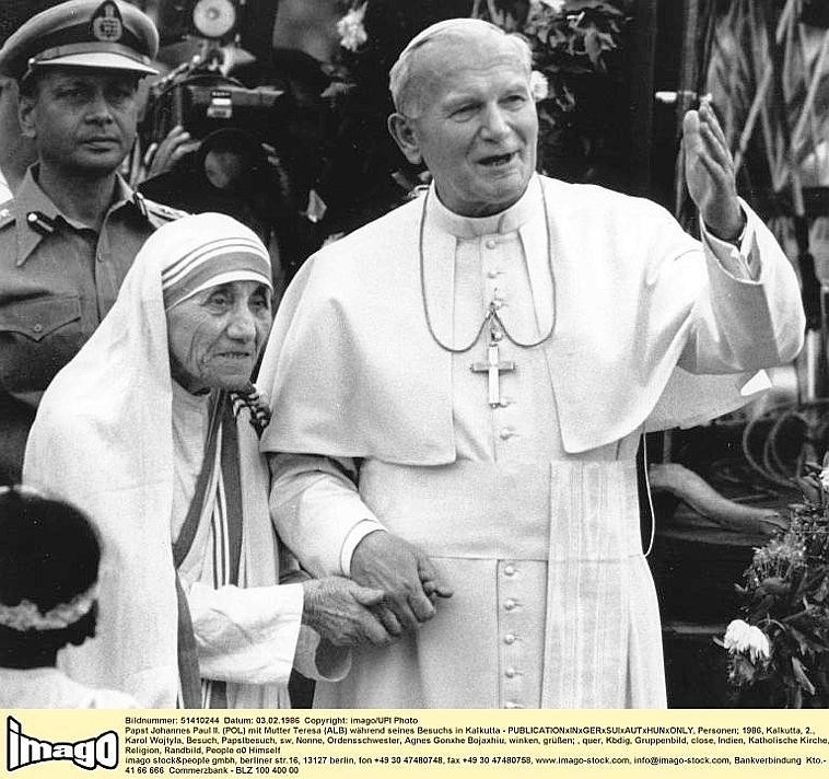 Mit seinen mehr als hundert Auslandsreisen galt Papst Johannes Paul II. als weltoffen und den Ortskirchen nahe. Doch innerkirchlich wich er nicht von seiner strengen moraltheologischen Linie ab. Hier mit Mutter Teresa während seines Besuchs in Kalkutta 1986.
