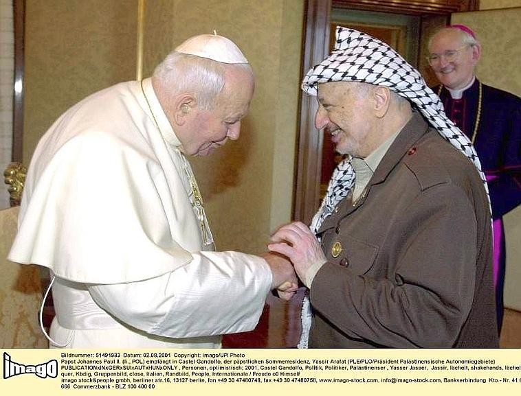 Papst Johannes Paul II. hat in Castel Gandolfo, der päpstlichen Sommerresidenz, Yassir Arafat empfangen.