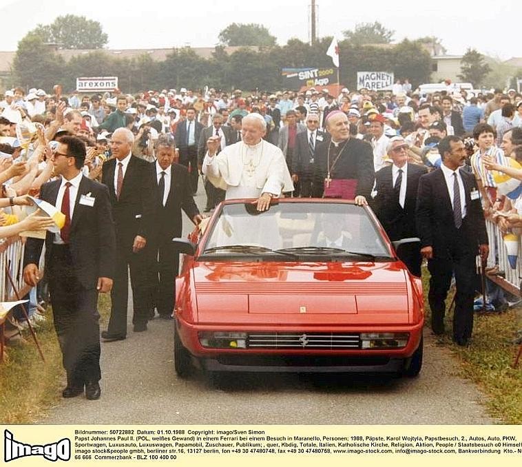 Bei einem Besuch in Maranello fährt er in einem Ferrari.