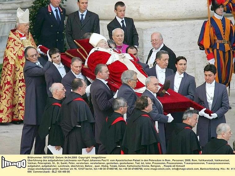 Bei der Beerdigung des Polen am 8. April 2005 auf dem Petersplatz forderten zahlreiche Pilger auf Transparenten oder mit Sprechchören die sofortige Heiligsprechung des Papstes: Santo subito!.