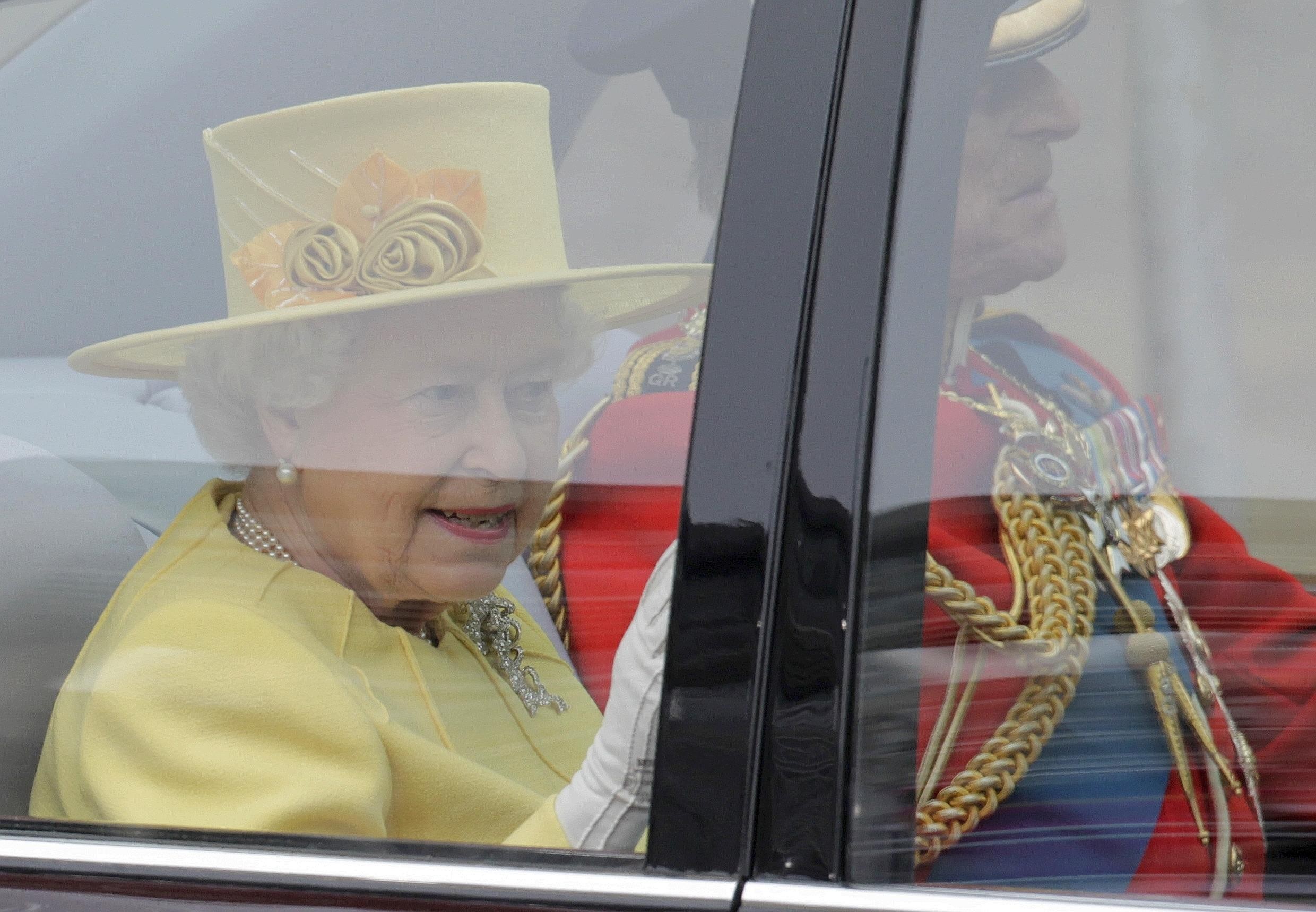 Die Briten hatten vor der Hochzeit von Prinz William und Kate Middleton darauf gewettet, welche Farbe der Hut der Queen haben würde.