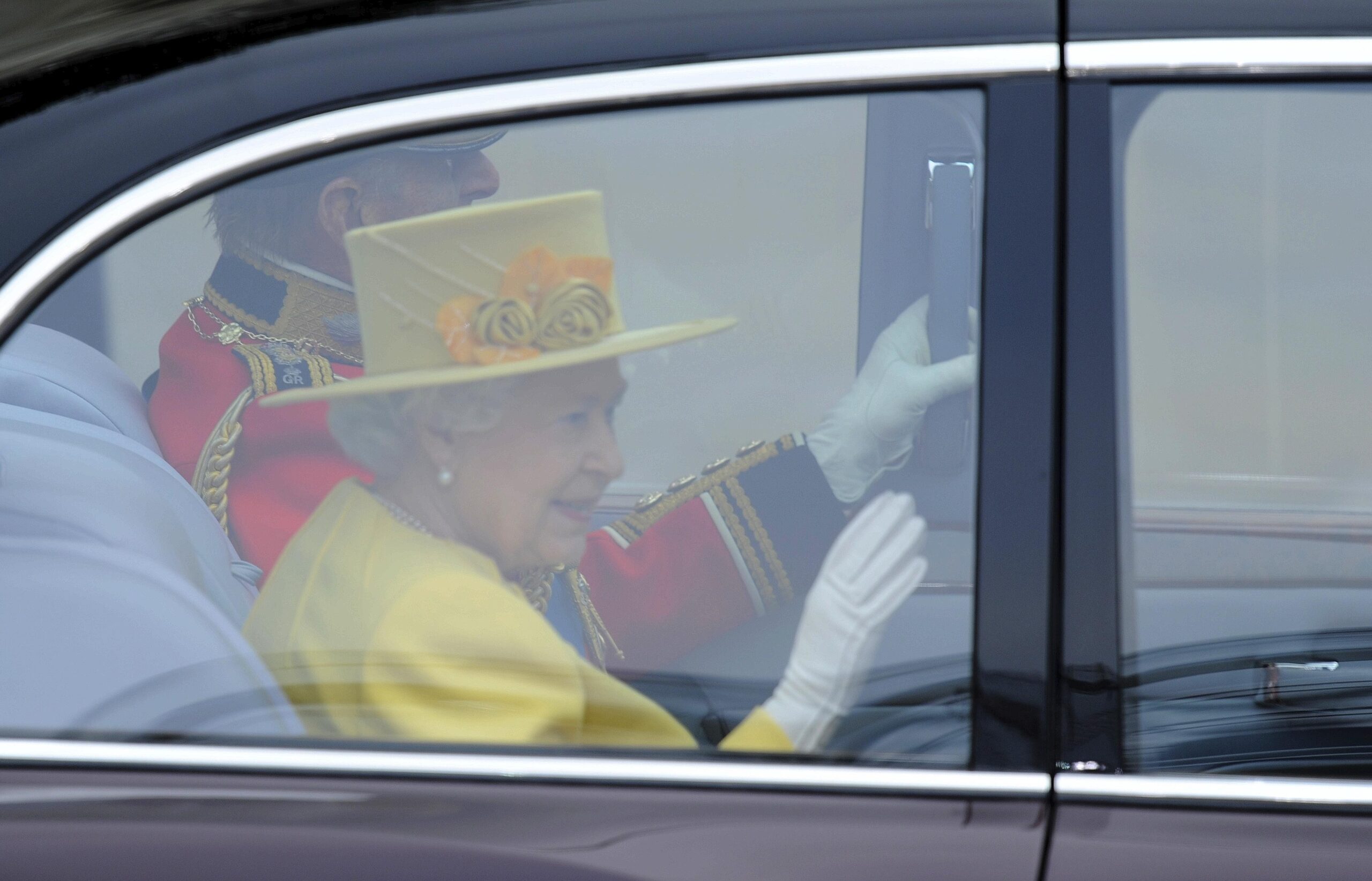 Tatsächlich trug Elizabeth II. das favorisierte Gelb. Der Wettanbieter Ladbrokes hatte ab Mittwochmorgen wegen des großen Zuspruchs keine Wetten mehr auf Gelb angenommen.