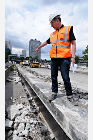 Bauüberwachung: Diplom-Ingenieur Georg Timmerkamp vom Landesbetrieb Straßenbau NRW kontrolliert den Fortschritt der Arbeiten.Foto: Kerstin Kokoska/WAZ  FotoPoolEssen