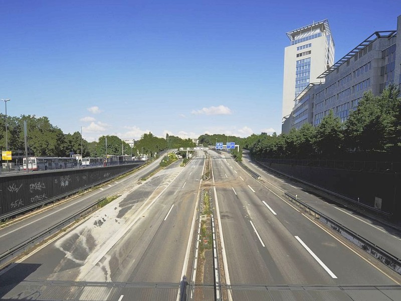 Ein ungewohnter Anblick: die A40 ist autofrei. Das gab es zuletzt, als die Autobahn für das Stillleben - A40 während des Kulturhauptstadtjahres 2010 gesperrt wurde.Foto: Matthias Graben / WAZ FotoPool