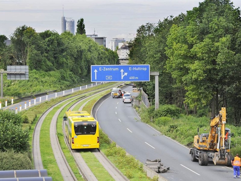 Bus und Bagger: Auf der Autobahn wird gearbeitet, die Busspur ist noch frei. Foto: Matthias Graben / WAZ FotoPool