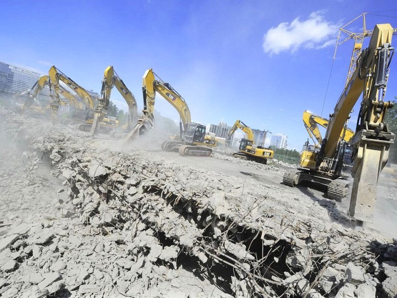 Viele Hände, schnelles Ende: Die Arbeiten laufen auf Hochtouren.Foto: Matthias Graben / WAZ FotoPool