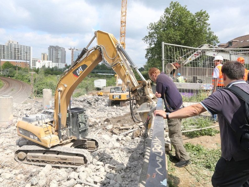 Bauarbeiten dieses Ausmaßes sieht man nicht alle Tage. Foto: Stefan Arend / WAZ Fotopool