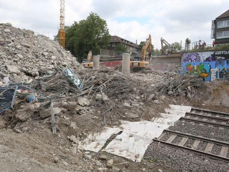 Der Bauschutt türmt sich phasenweise meterhoch. Foto: Stefan Arend / WAZ Fotopool