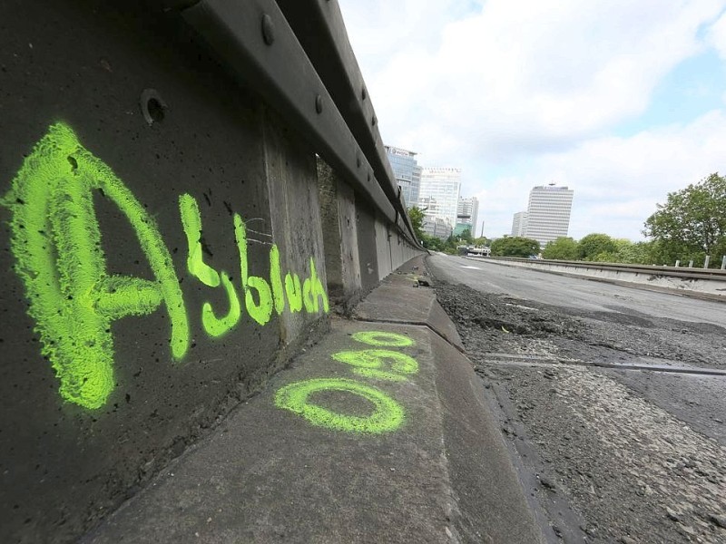 Markierungen entlang der Autobahn 40 vor dem Beginn der Bauarbeiten. Foto: Stefan Arend / WAZ Fotopool