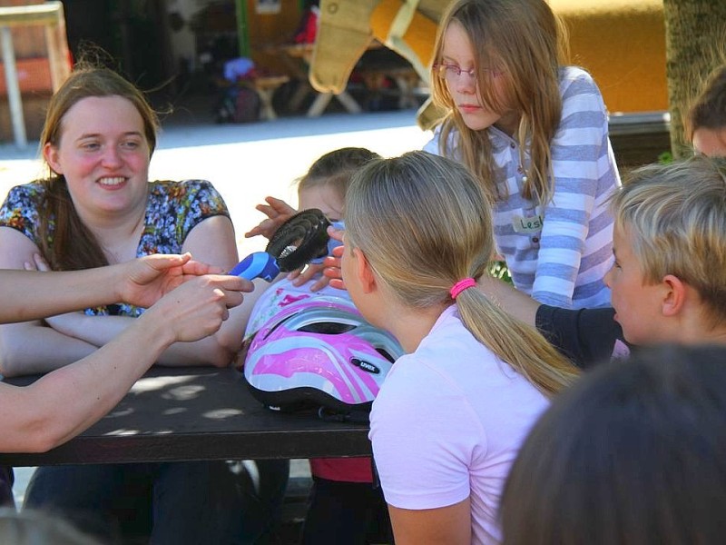 Der Freienspass auf dem Reiterhof Reiterzentrum Worch am Montag 23. Juli 2012 in Hattingen.Die 32 Kinder imm Alter zwischen 8-10 Jahren lernen spielerisch mit dem Tier Pferd umzugehen.Satteln,Säubern und reiten gehört dazu.Auch der Reitunterricht findetr statt. Foto: Claudia Schütte / WAZ FotoPool