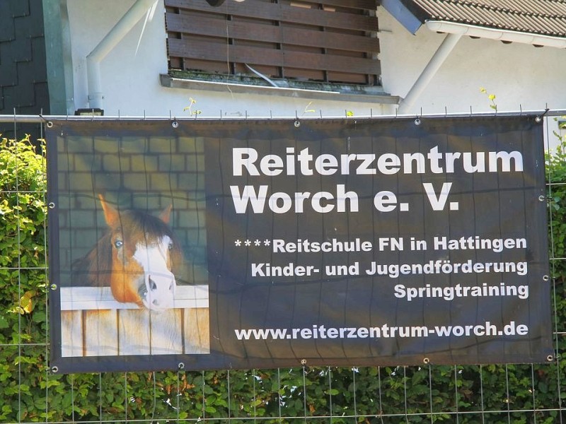 Der Freienspass auf dem Reiterhof Reiterzentrum Worch am Montag 23. Juli 2012 in Hattingen.Die 32 Kinder imm Alter zwischen 8-10 Jahren lernen spielerisch mit dem Tier Pferd umzugehen.Satteln,Säubern und reiten gehört dazu.Auch der Reitunterricht findetr statt. Foto: Claudia Schütte / WAZ FotoPool