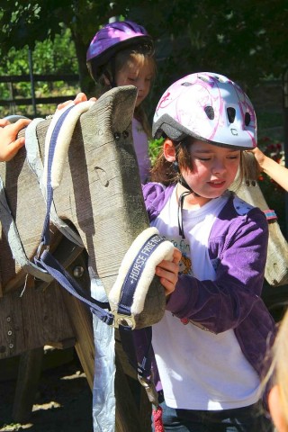 Der Freienspass auf dem Reiterhof Reiterzentrum Worch am Montag 23. Juli 2012 in Hattingen.Die 32 Kinder imm Alter zwischen 8-10 Jahren lernen spielerisch mit dem Tier Pferd umzugehen.Satteln,säubern und reiten gehört dazu.Auch der Reitunterricht findetr statt. Foto: Claudia Schütte / WAZ FotoPool