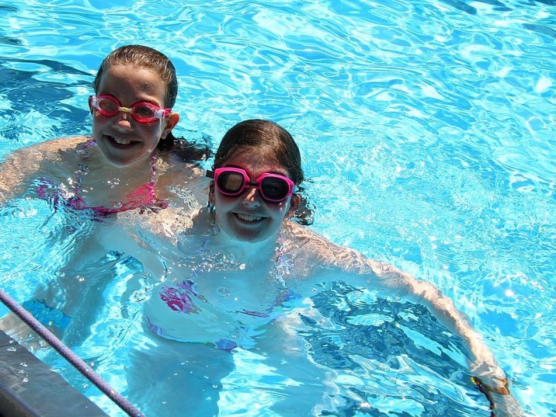 In den Sommerferien genießen die Badegäste des Hattinger Freibad Welper die Sonnenstrahlen und vor allem die Abkühlung.