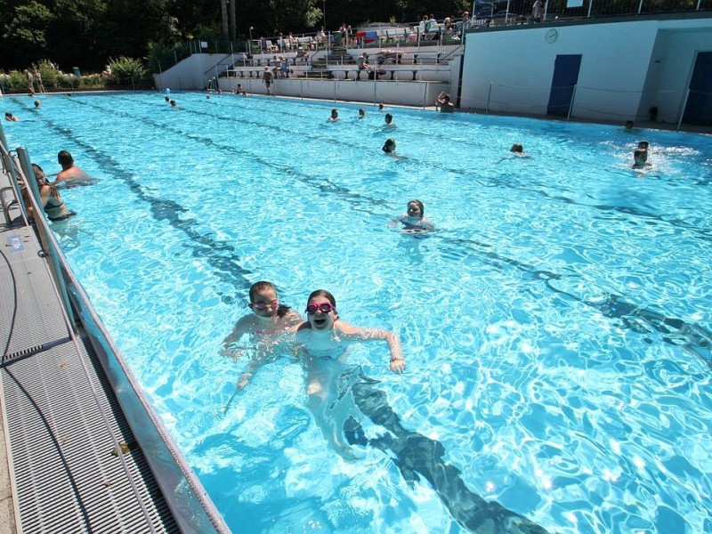 In den Sommerferien genießen die Badegäste des Hattinger Freibad Welper die Sonnenstrahlen und vor allem die Abkühlung.