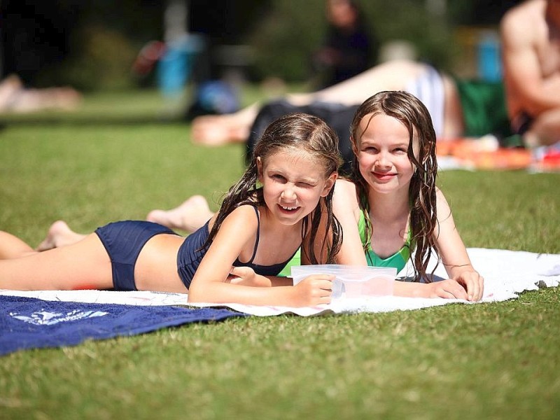 Die Kinder freuen sich über das tolle Wetter in den Sommerferien und genießen die Sonne im Freibad in Duisburg-Süd.