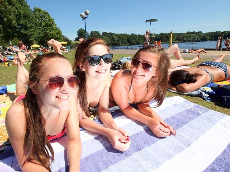 Auch am Wolfsee in Duisburg entspannen die jungen Mädchen in der Sonne.