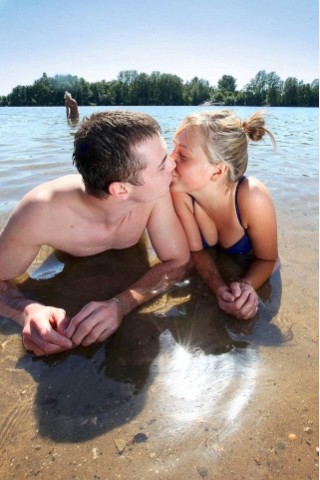 Der Sommer für Verliebte. Das Paar küsst sich am Masurensee in Duisburg-Süd.