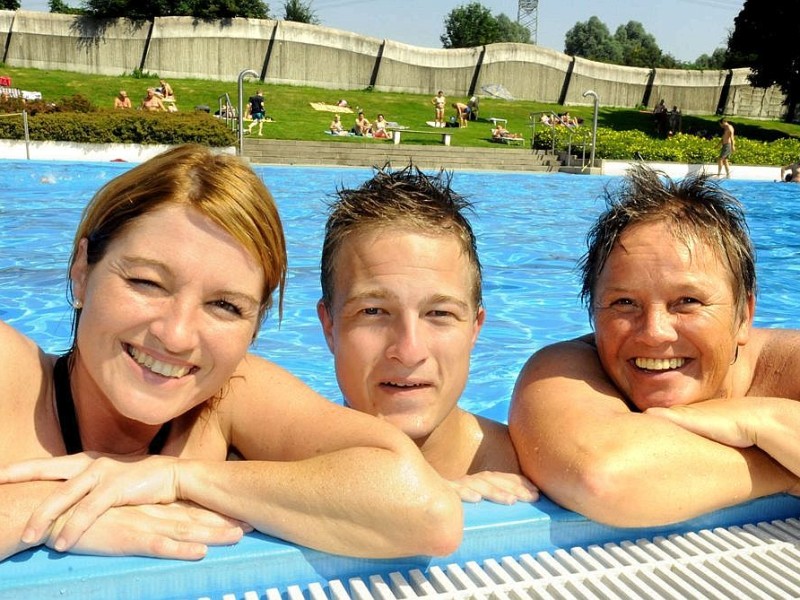 Endlich Sommer! Alle genießen die kühlen Fluten Stenkhoffbad in Bottrop.