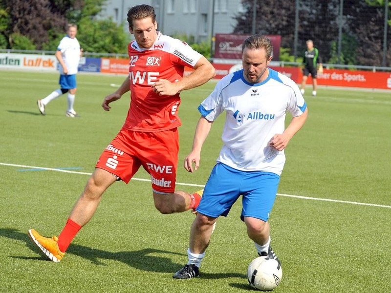 Ole Rahmel (TUSEM) attackiert Sebastian Göbel (Allbau).