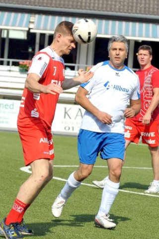 Toon Leenders (TUSEM) bei Kopfball gegen  Osman Yilmaz (Allbau).
