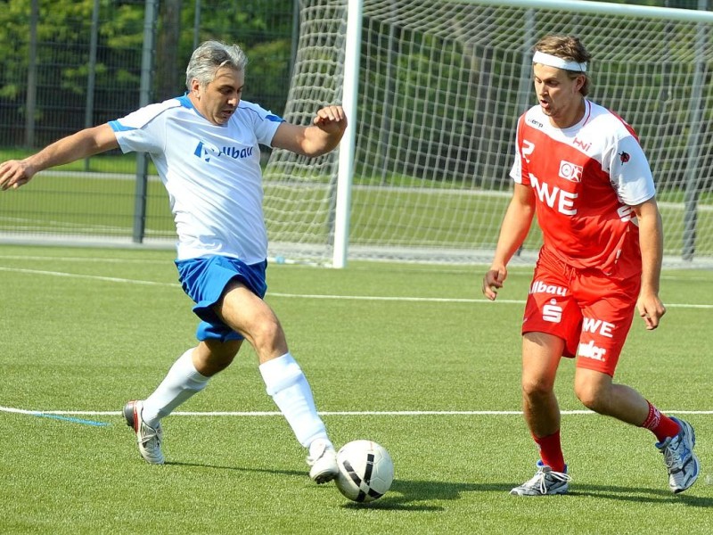 Osman Yilmaz (Allbau) vorbei an Fabian Böhm (TUSEM)