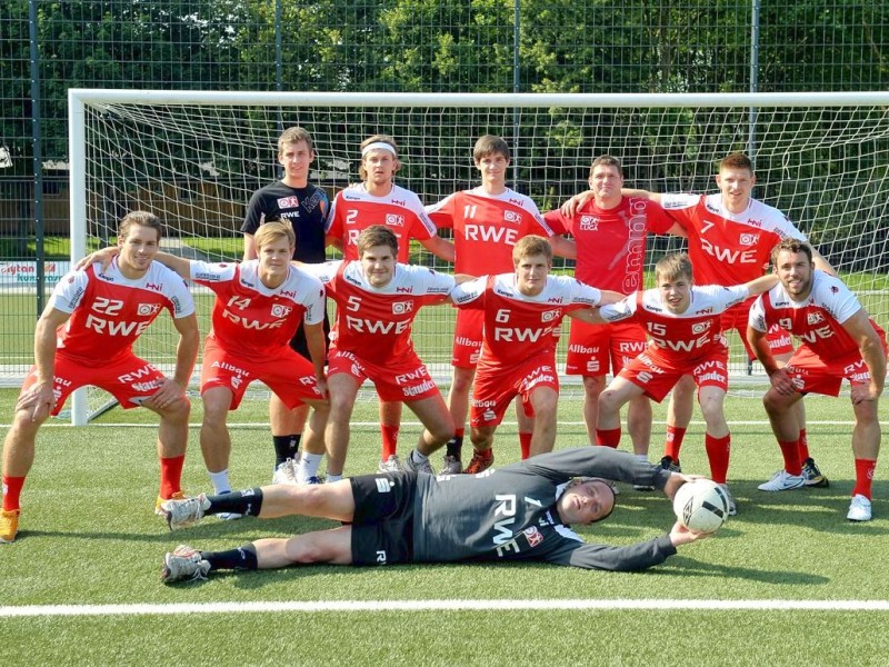 Die Fussballmannschaft des TUSEM: hinten: Ante Vukas, Fabian Böhm, Marcus Bouali, Maik Handschke, Toon Leendersmitte: Ole Rahmel, Niklas Pieczkowski, Sebastian Bliß, Simon Keller, Lasse Seidel, Philipp Pötervorn: Jan Kulhanek