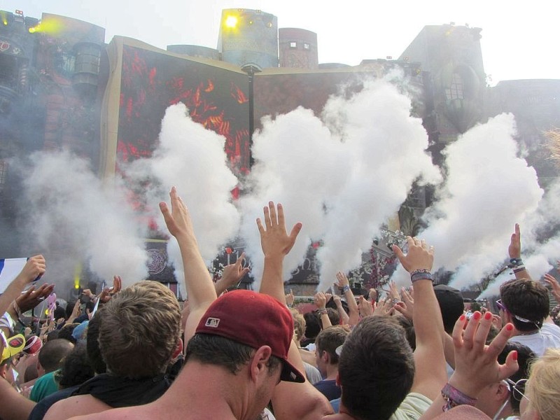 Beim dreitägigen Tomorrowland-Festival 2012 in Belgien feierten 180.000 Besucher aus 75 Ländern zur elektronischen Musik von 300 DJs und ließen sich von der mystischen Atmosphäre eines Märchenlandes verzaubern.