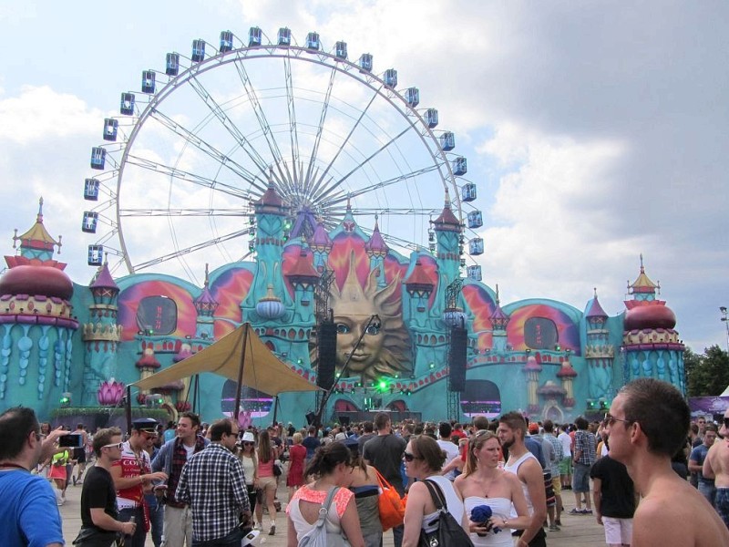 Beim dreitägigen Tomorrowland-Festival 2012 in Belgien feierten 180.000 Besucher aus 75 Ländern zur elektronischen Musik von 300 DJs und ließen sich von der mystischen Atmosphäre eines Märchenlandes verzaubern.