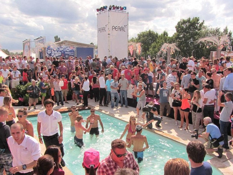 Beim dreitägigen Tomorrowland-Festival 2012 in Belgien feierten 180.000 Besucher aus 75 Ländern zur elektronischen Musik von 300 DJs und ließen sich von der mystischen Atmosphäre eines Märchenlandes verzaubern.