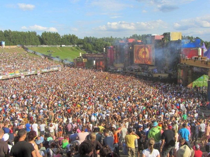 Beim dreitägigen Tomorrowland-Festival 2012 in Belgien feierten 180.000 Besucher aus 75 Ländern zur elektronischen Musik von 300 DJs und ließen sich von der mystischen Atmosphäre eines Märchenlandes verzaubern.