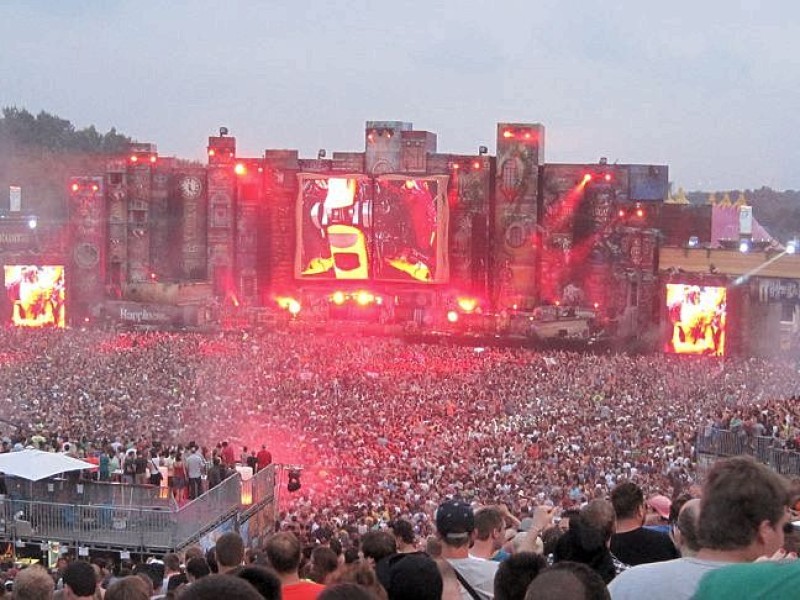 Beim dreitägigen Tomorrowland-Festival 2012 in Belgien feierten 180.000 Besucher aus 75 Ländern zur elektronischen Musik von 300 DJs und ließen sich von der mystischen Atmosphäre eines Märchenlandes verzaubern.