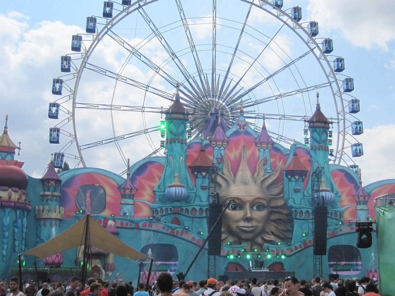 Beim dreitägigen Tomorrowland-Festival 2012 in Belgien feierten 180.000 Besucher aus 75 Ländern zur elektronischen Musik von 300 DJs und ließen sich von der mystischen Atmosphäre eines Märchenlandes verzaubern.