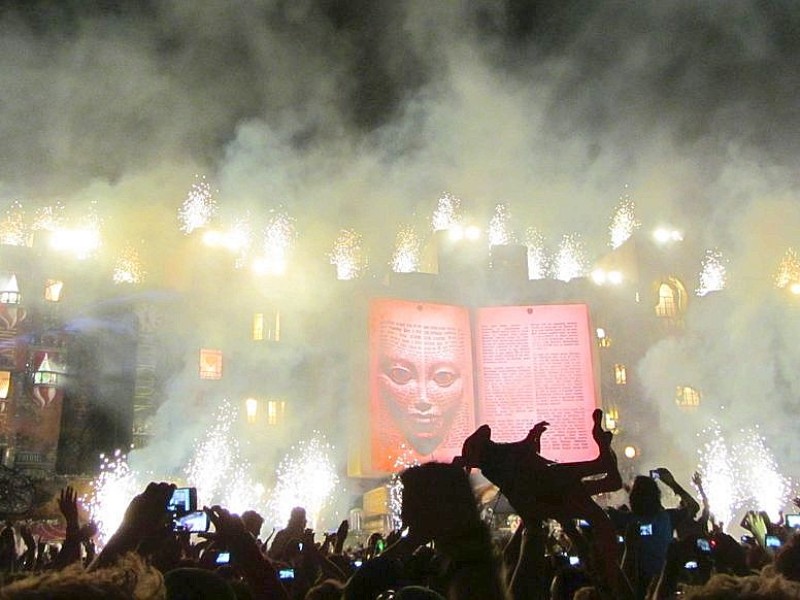 Beim dreitägigen Tomorrowland-Festival 2012 in Belgien feierten 180.000 Besucher aus 75 Ländern zur elektronischen Musik von 300 DJs und ließen sich von der mystischen Atmosphäre eines Märchenlandes verzaubern.