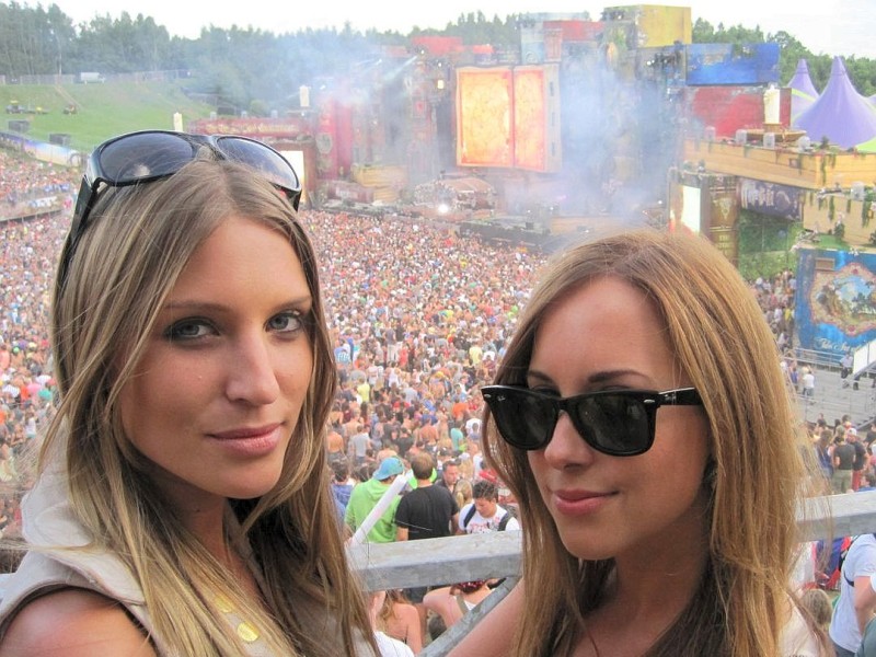 Beim dreitägigen Tomorrowland-Festival 2012 in Belgien feierten 180.000 Besucher aus 75 Ländern zur elektronischen Musik von 300 DJs und ließen sich von der mystischen Atmosphäre eines Märchenlandes verzaubern.