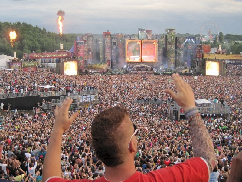 Beim dreitägigen Tomorrowland-Festival 2012 in Belgien feierten 180.000 Besucher aus 75 Ländern zur elektronischen Musik von 300 DJs und ließen sich von der mystischen Atmosphäre eines Märchenlandes verzaubern.