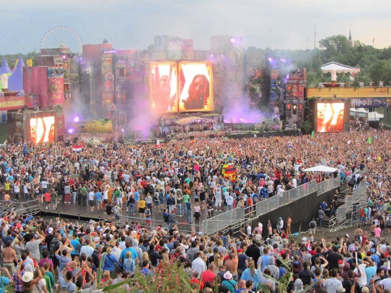 Beim dreitägigen Tomorrowland-Festival 2012 in Belgien feierten 180.000 Besucher aus 75 Ländern zur elektronischen Musik von 300 DJs und ließen sich von der mystischen Atmosphäre eines Märchenlandes verzaubern.