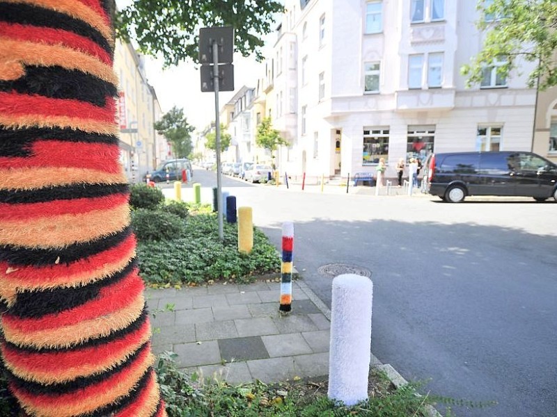 Bestrickte Begrenzungspoller, bunte Baumkleider und ein neuer Strickgarten machen die Emmastraße, Ecke Reginenstraße in Rüttenscheid ein bisschen farbenfroher. Foto: Sebastian Konopka