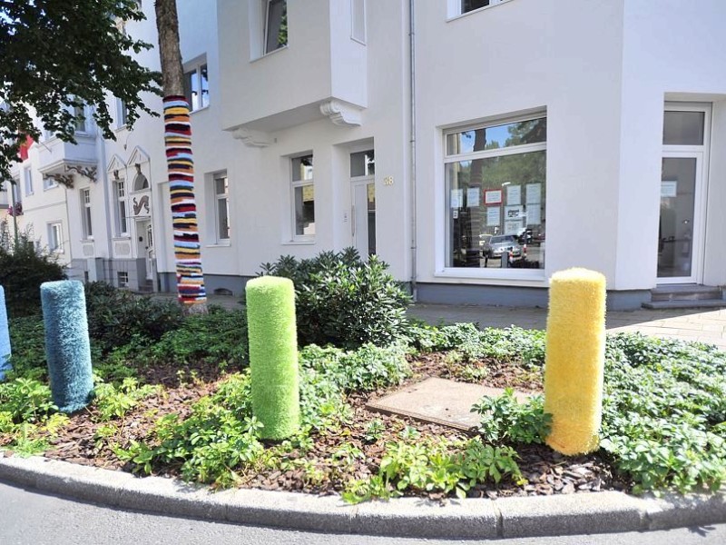 Bestrickte Begrenzungspoller, bunte Baumkleider und ein neuer Strickgarten machen die Emmastraße, Ecke Reginenstraße in Rüttenscheid ein bisschen farbenfroher. Foto: Sebastian Konopka