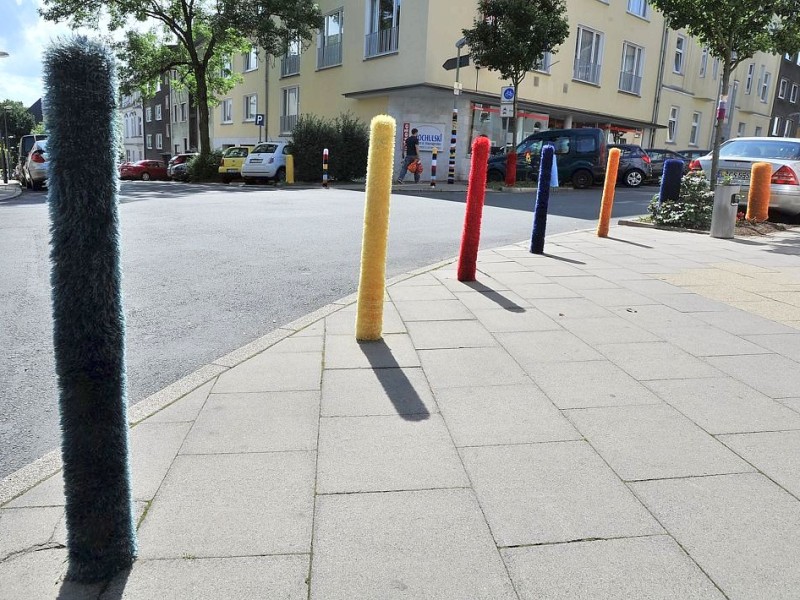 Bestrickte Begrenzungspoller, bunte Baumkleider und ein neuer Strickgarten machen die Emmastraße, Ecke Reginenstraße in Rüttenscheid ein bisschen farbenfroher. Foto: Sebastian Konopka